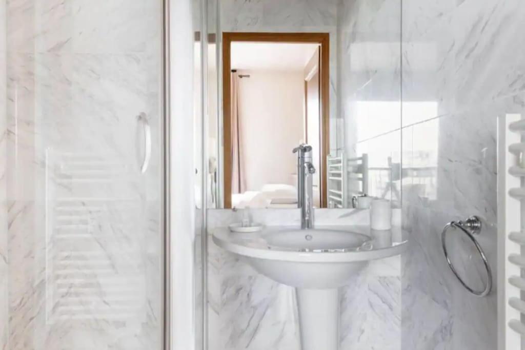 Avenue Montaigne Luxury Apartment 2Br 4P Parigi Esterno foto